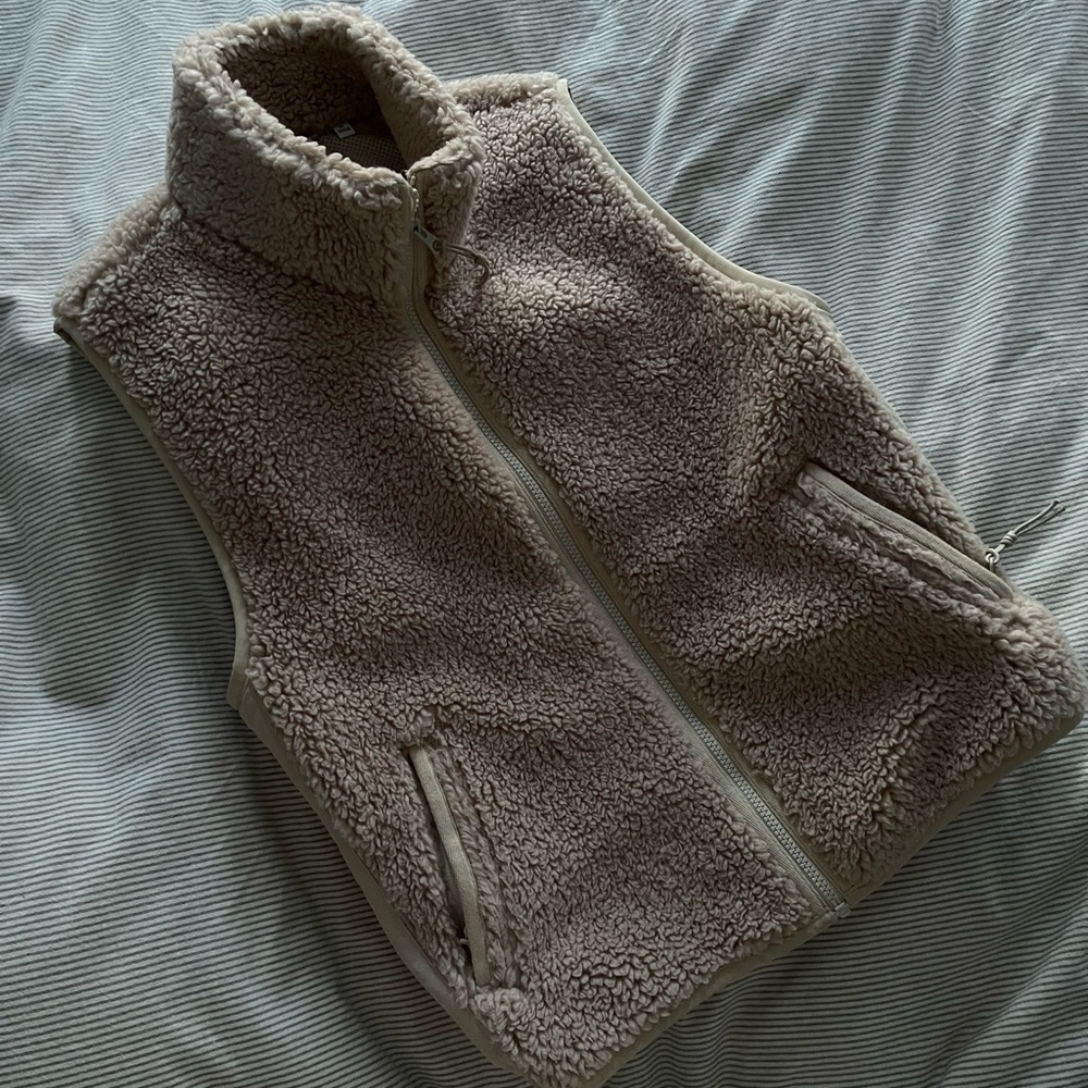 Aritzia TNA Sherpa Vest